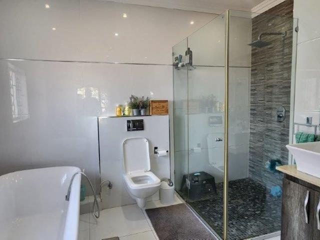 4 Bedroom House For Sale in Silverglen
