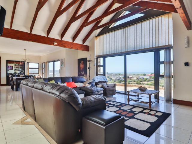 4 Bedroom House For Sale in Stilbaai Wes
