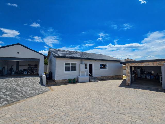 4 Bedroom House For Sale in Stilbaai Wes