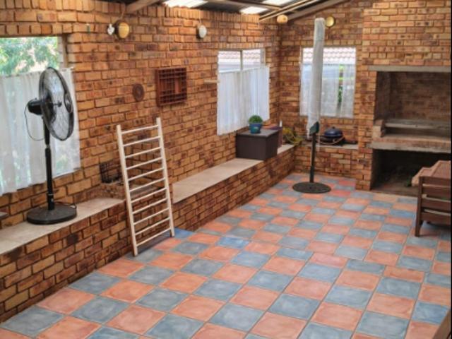 4 Bedroom House For Sale in Suideroord
