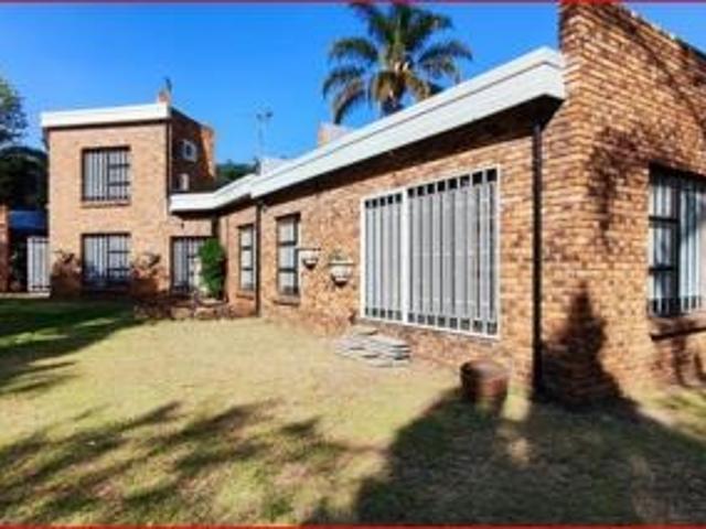 4 Bedroom House For Sale in Sunward Park
