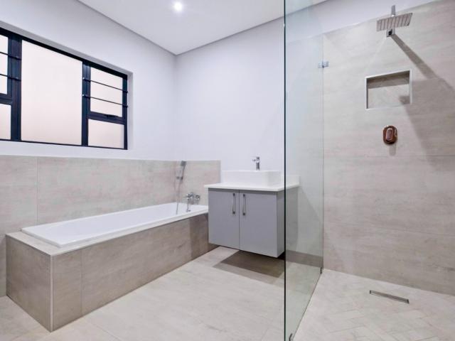 4 Bedroom House For Sale in Sunward Park