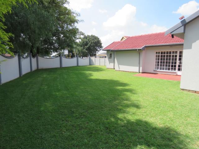 4 Bedroom House For Sale in Sunward Park