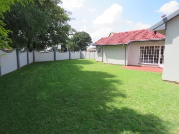 4 Bedroom House For Sale in Sunward Park