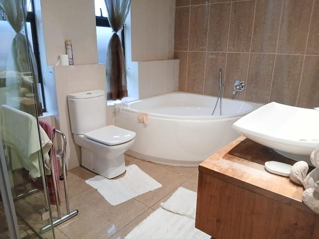 4 Bedroom House For Sale in Sunward Park