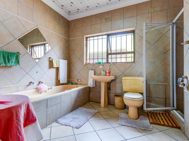 4 Bedroom House For Sale in Sunward Park