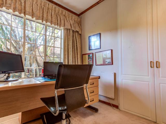 4 Bedroom House For Sale in Sunward Park