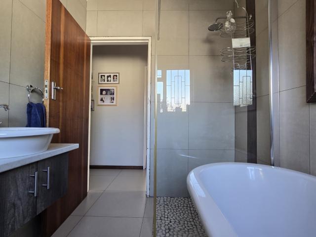 4 Bedroom House For Sale in Panorama