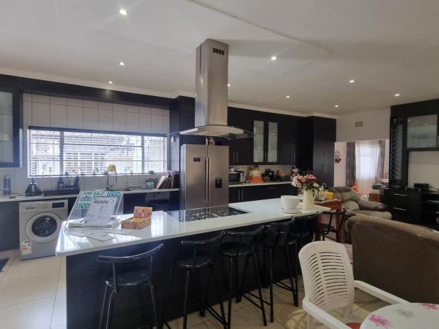 4 Bedroom House For Sale in Parkdene