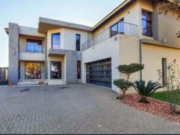 4 Bedroom House For Sale in Parkhaven