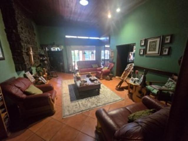 4 Bedroom House For Sale in Parkhill Gardens