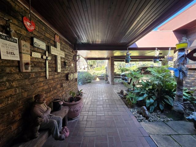 4 Bedroom House For Sale in Parkhill Gardens