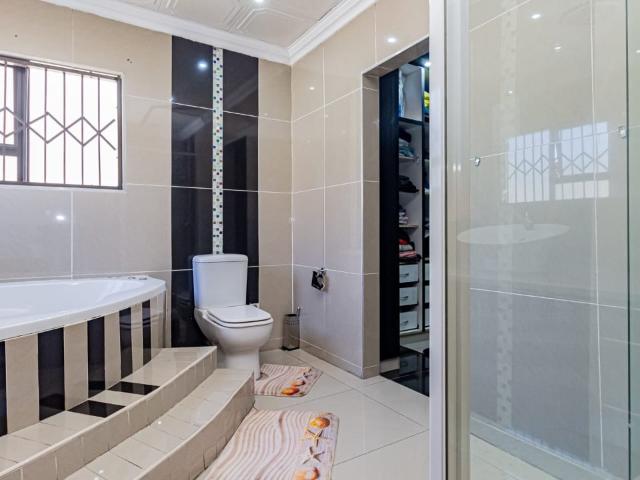 4 Bedroom House For Sale in Parkhill Gardens