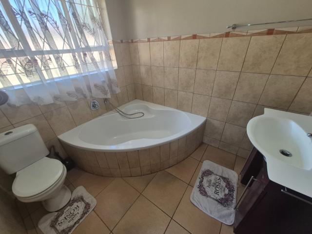 4 Bedroom House For Sale in Parkhill Gardens