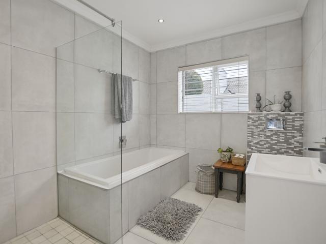 4 Bedroom House For Sale in Parklands North
