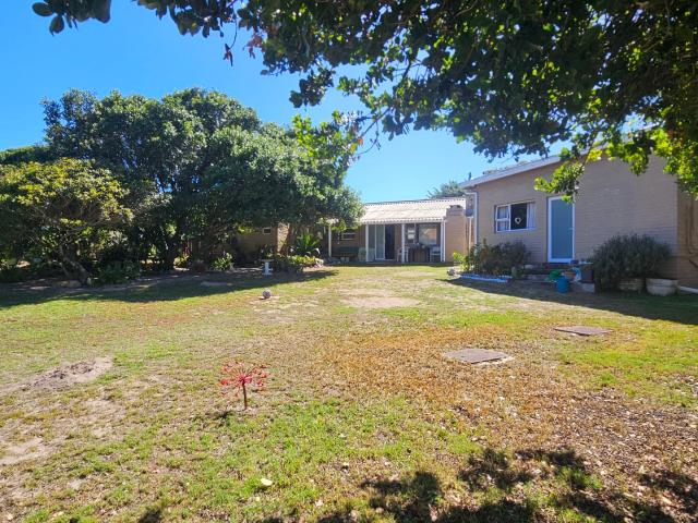 4 Bedroom House For Sale in Pearly Beach