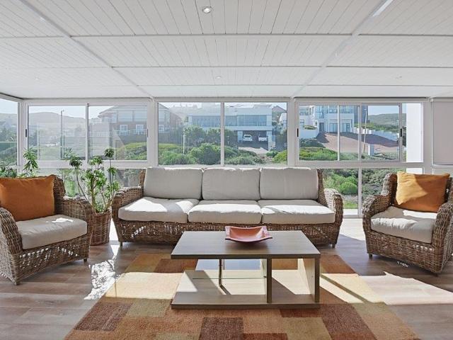 4 Bedroom House For Sale in Pearl Bay