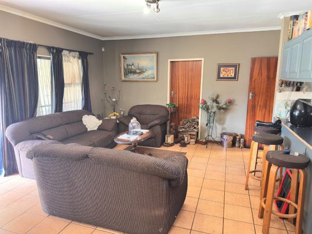 4 Bedroom House For Sale in Pierre Van Ryneveld