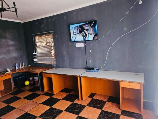4 Bedroom House For Sale in Pimville Zone 5