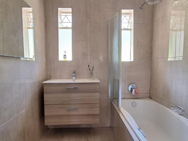 4 Bedroom House For Sale in Prestbury