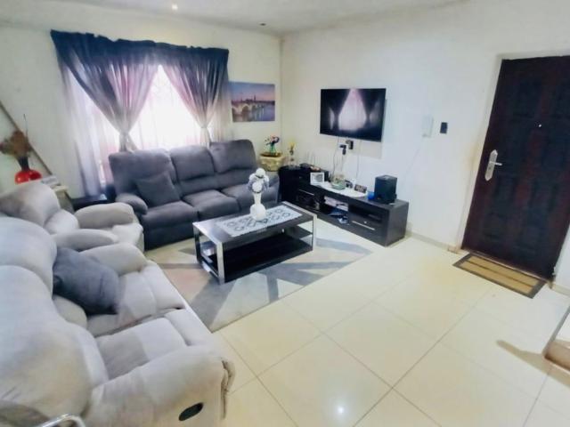 4 Bedroom House For Sale in Protea Glen