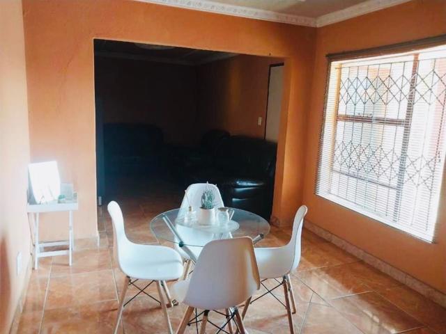4 Bedroom House For Sale in Protea Glen