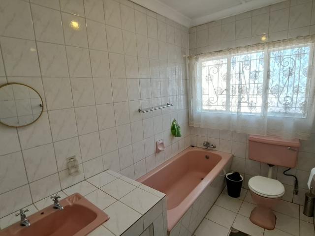 4 Bedroom House For Sale in Robertsham