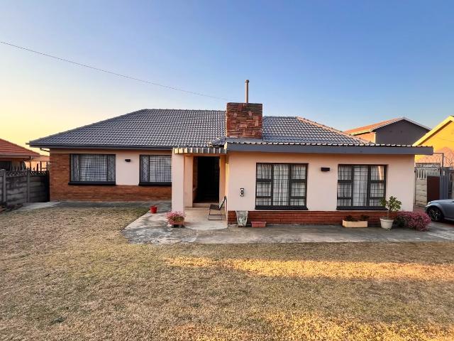 4 Bedroom House For Sale in Robertsham