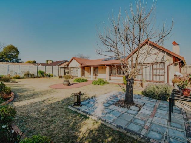 4 Bedroom House For Sale in Rondebult