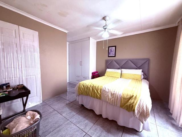 4 Bedroom House For Sale in Roodekop