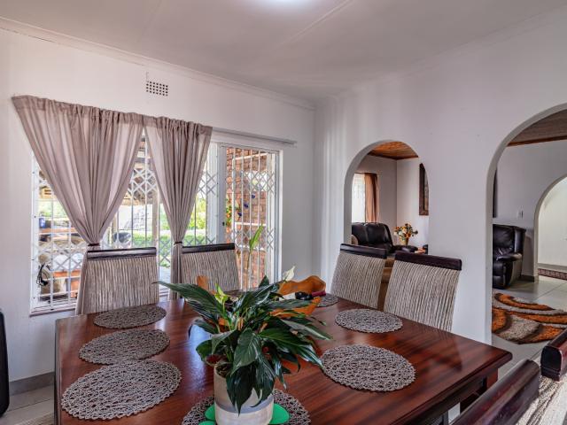 4 Bedroom House For Sale in Roodekrans