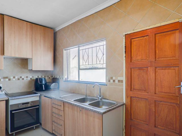 4 Bedroom House For Sale in Roodepoort West