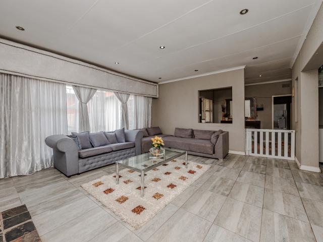 4 Bedroom House For Sale in Roodepoort West