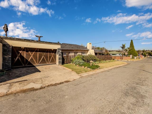 4 Bedroom House For Sale in Roodepoort North