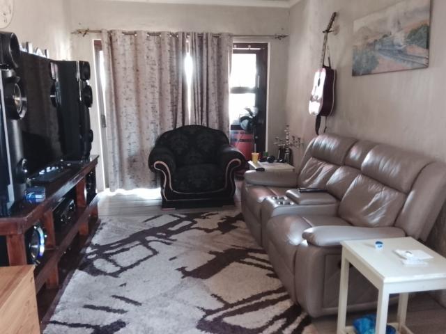 4 Bedroom House For Sale in Roodia
