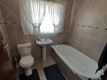 4 Bedroom House For Sale in Roodia
