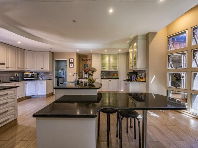 4 Bedroom House For Sale in Rooihuiskraal