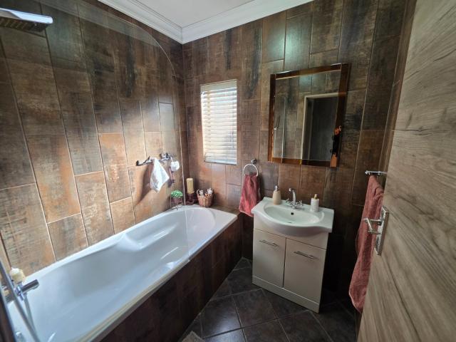 4 Bedroom House For Sale in Rooihuiskraal