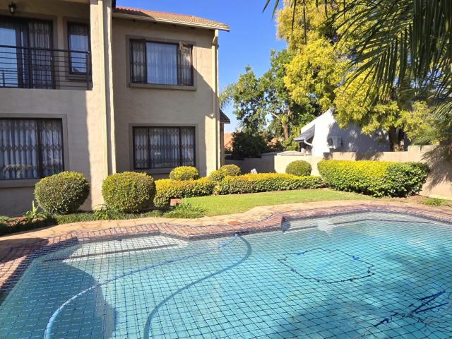 4 Bedroom House For Sale in Rooihuiskraal North