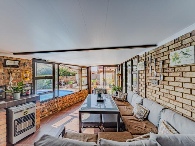 4 Bedroom House For Sale in Rooihuiskraal North