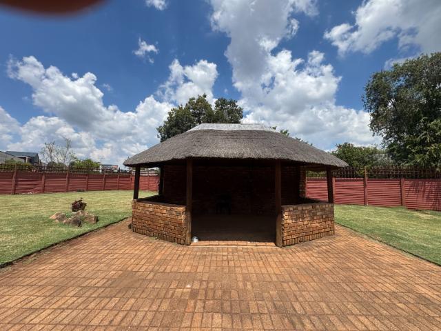 4 Bedroom House For Sale in Rooihuiskraal North