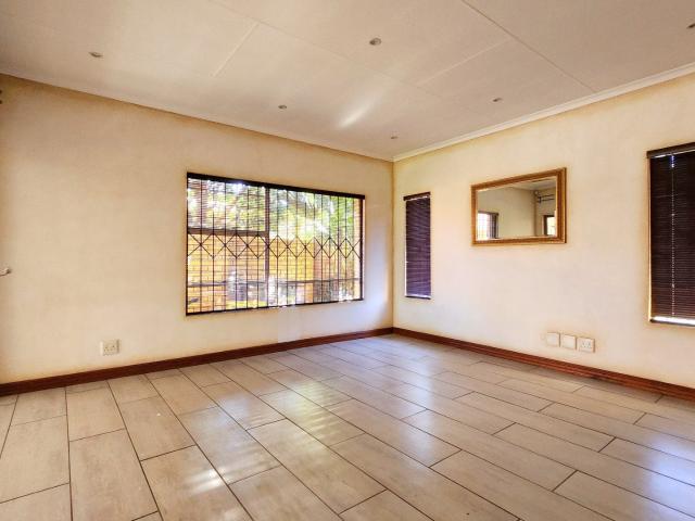4 Bedroom House For Sale in Rooihuiskraal North