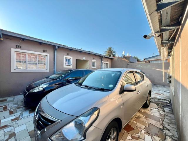 4 Bedroom House For Sale in Rosettenville