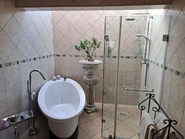 4 Bedroom House For Sale in Ravenswood
