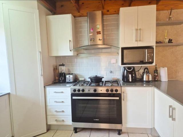 4 Bedroom House For Sale in Ravenswood