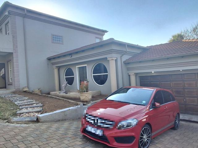 4 Bedroom House For Sale in Rangeview