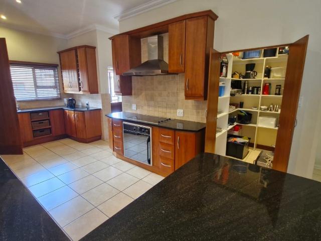 4 Bedroom House For Sale in Raslouw