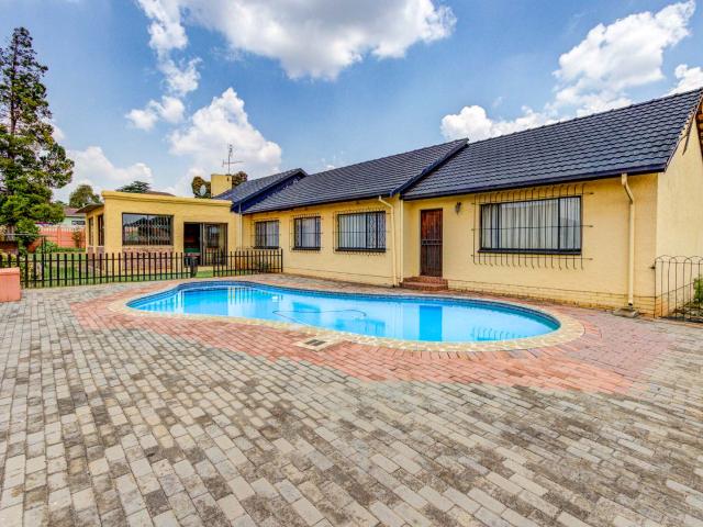 4 Bedroom House For Sale in Rhodesfield