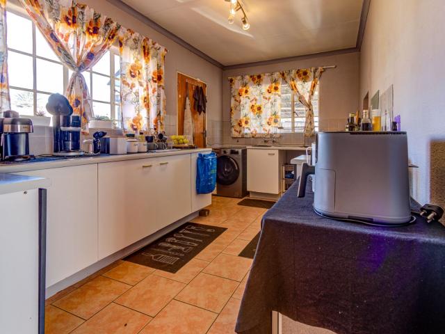4 Bedroom House For Sale in Rhodesfield