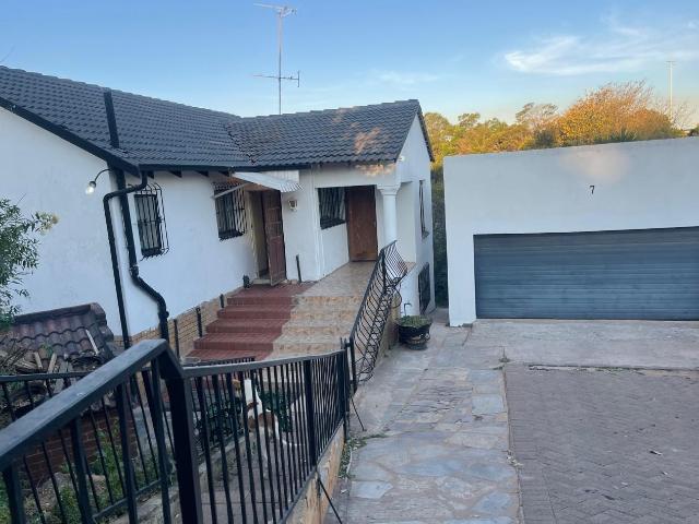 4 Bedroom House For Sale in Ridgeway